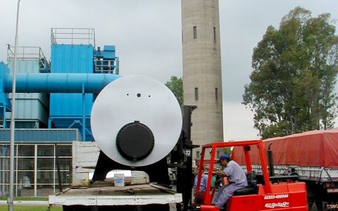 Instalación de caldera de agua, con hogar presurizado y tanque intermediario